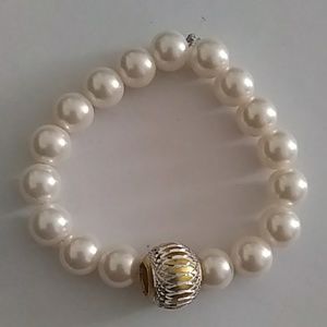 Pearl bracelet with gold centered piece